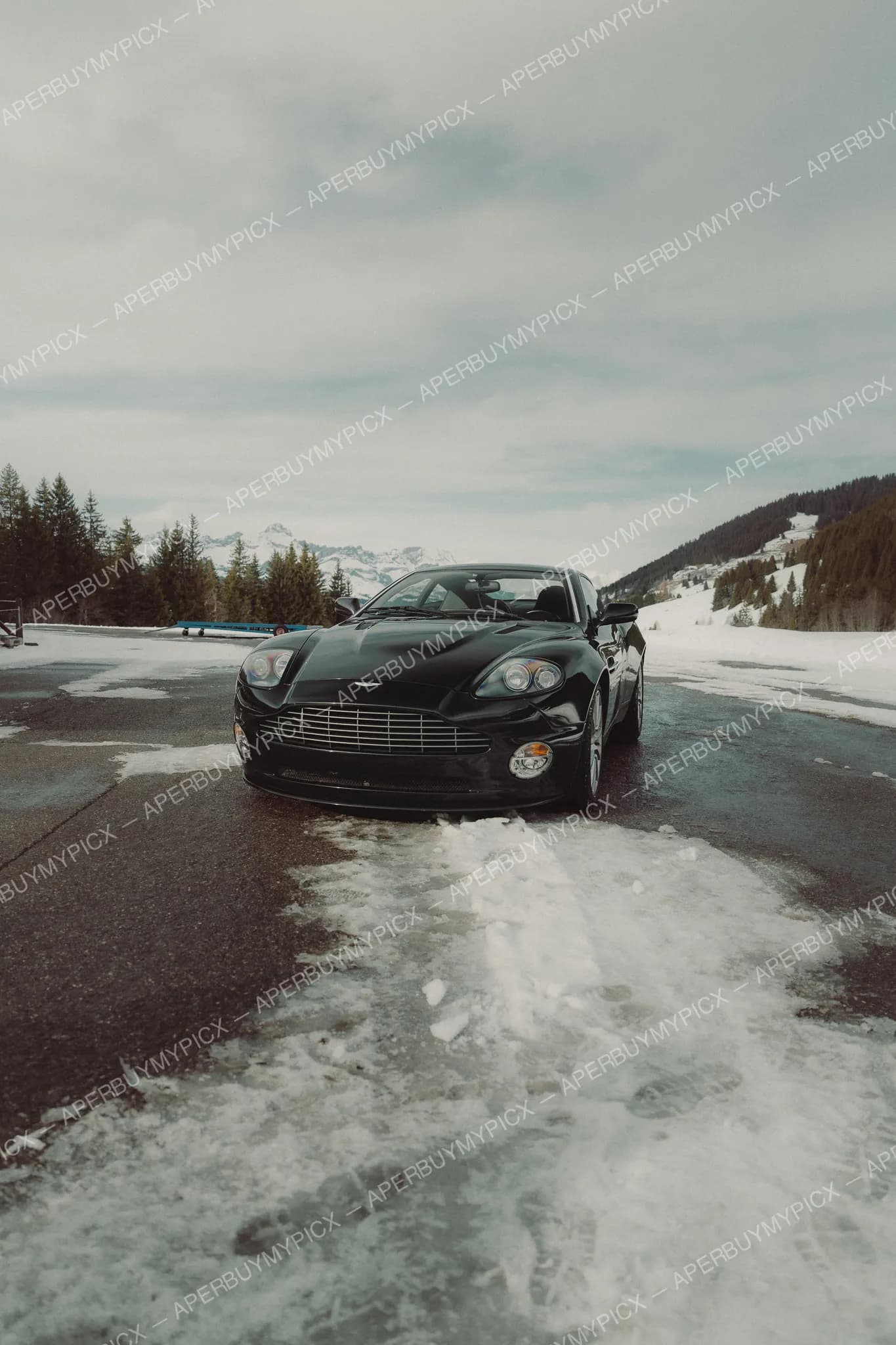 Aston Martin Vanquish S #001