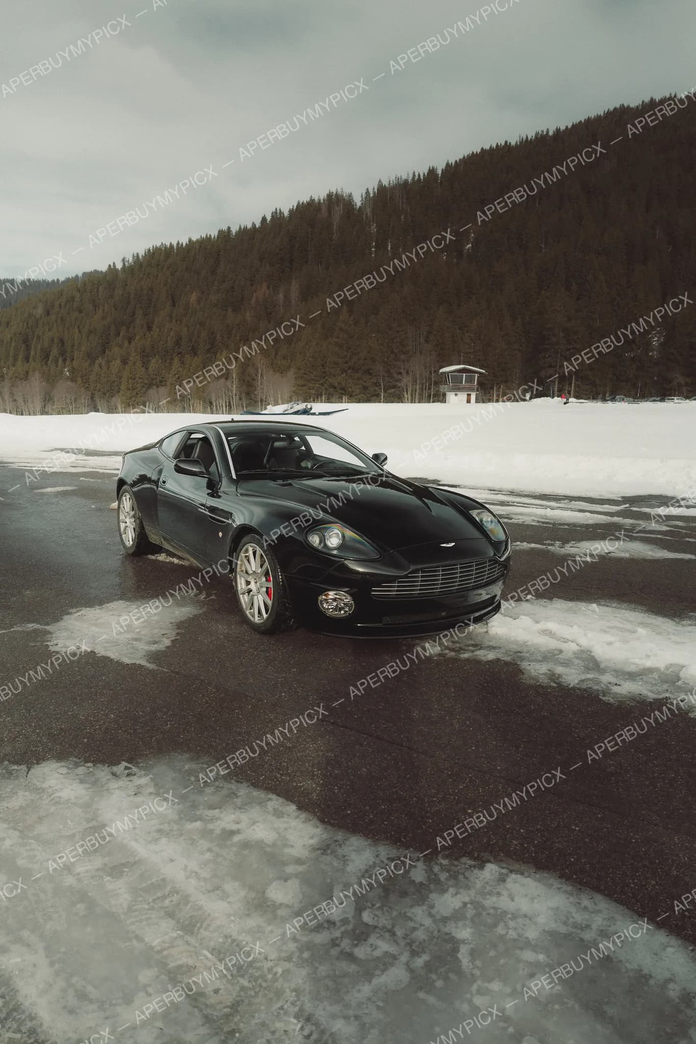 Aston Martin Vanquish S #012