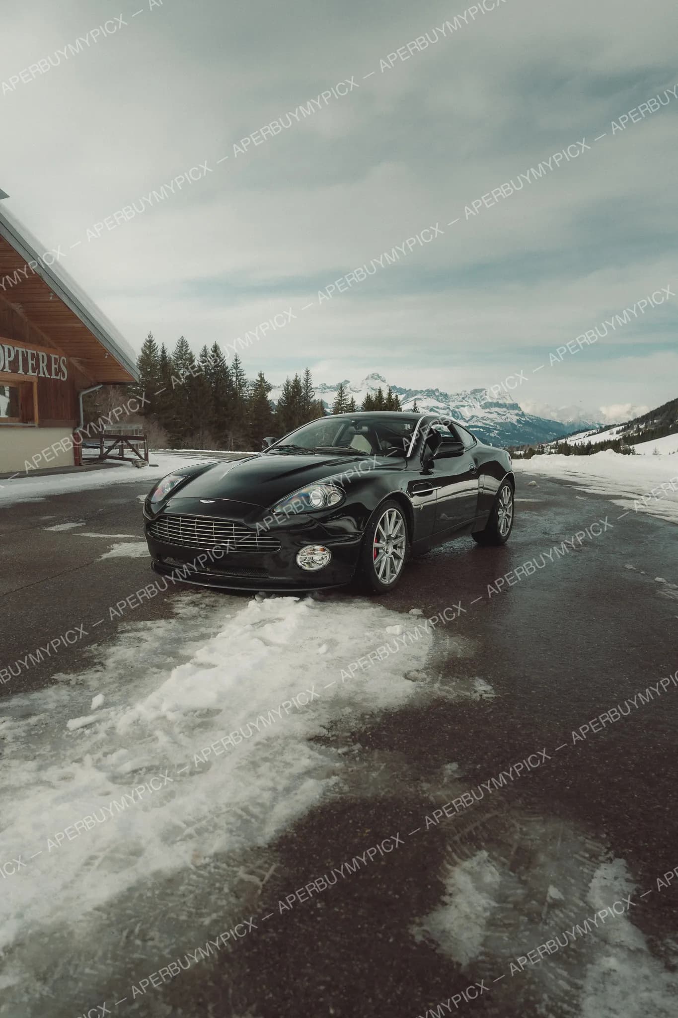 Aston Martin Vanquish S #022