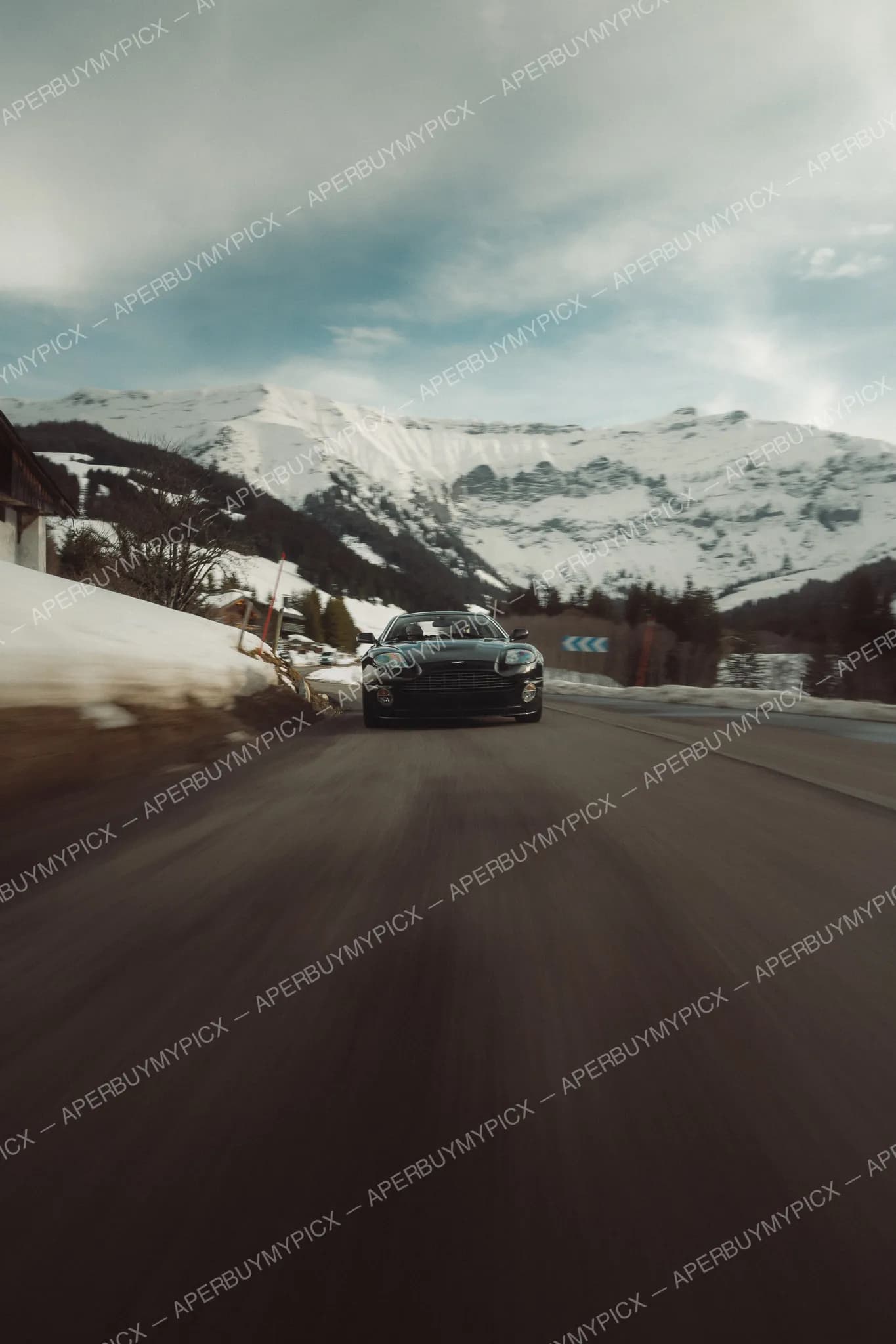 Aston Martin Vanquish S #053