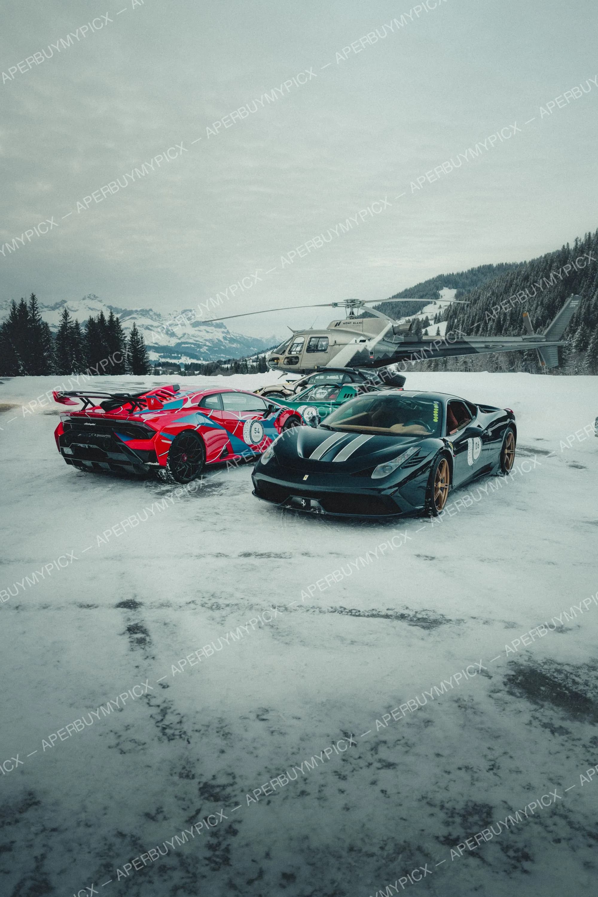 Ferrari 458 Speciale noire à bandes et Lamborghini Huracán rouge et bleue garées sur un sol enneigé à Megève, avec un hélicoptère Mont Blanc et des montagnes alpines en arrière-plan.