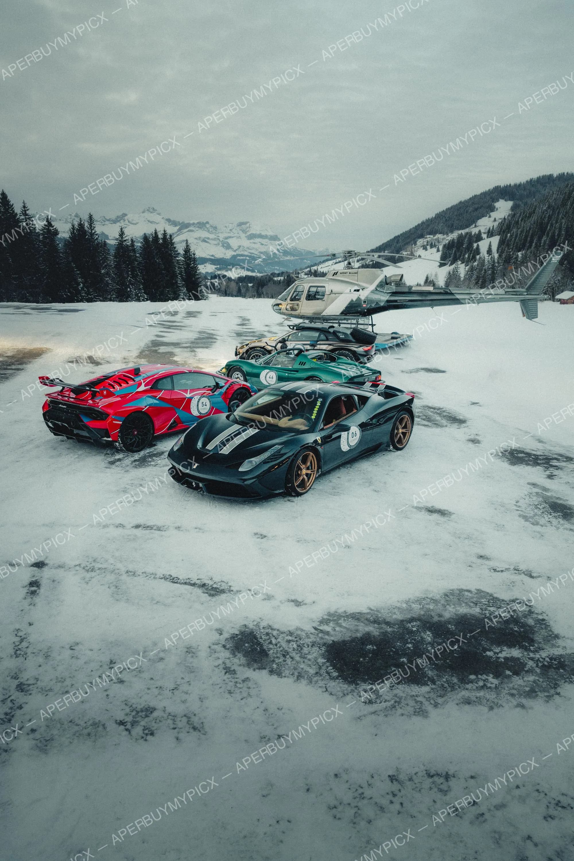 Rassemblement de supercars sur neige à Megève : une Ferrari 458 Speciale noire, une Lamborghini rouge et bleue, une voiture de sport verte n°46 et un hélicoptère Mont Blanc devant les montagnes enneigées des Alpes.
