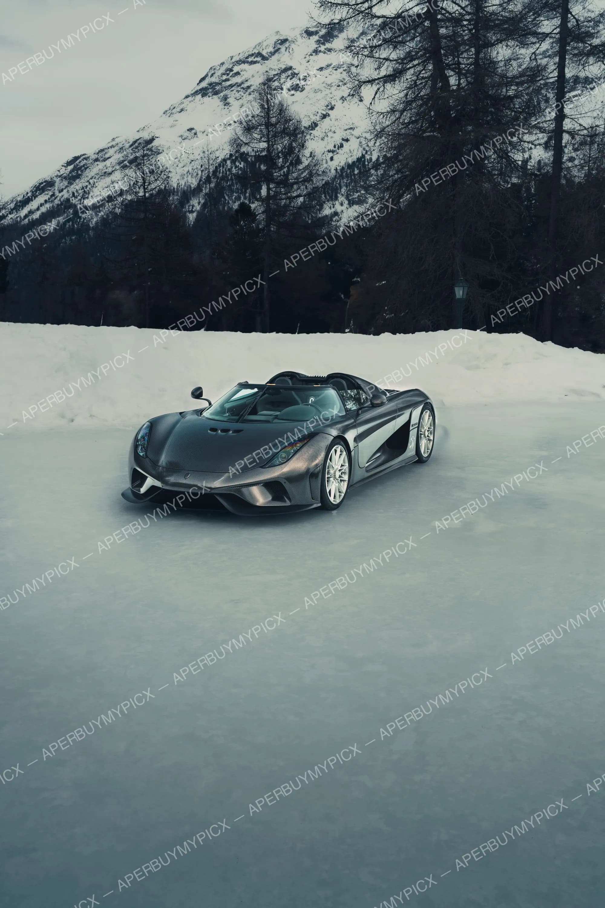 Hypercar Koenigsegg Regera en fibre de carbone garée sur un lac gelé, avec montagnes enneigées et forêt de sapins en arrière-plan à St. Moritz